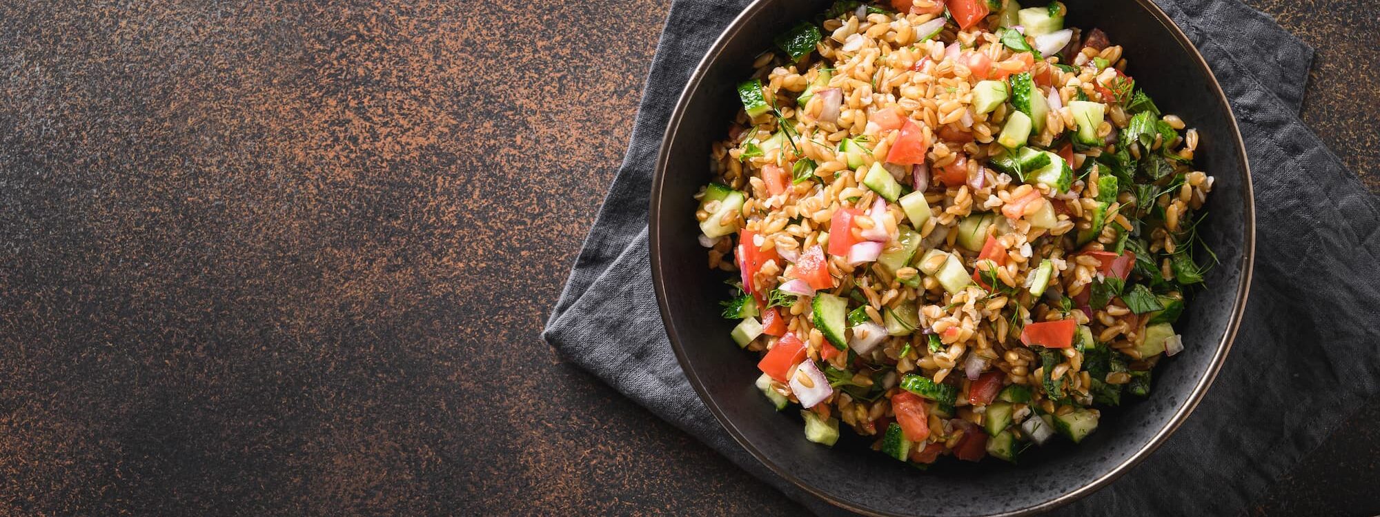 CEREALES_SALADE_MEDITERRANEENNE 2000X750 | Traiteur Sitia Comment intégrer les céréales anciennes (épeautre, orge, farro…) dans une cuisine méditerranéenne contemporaine ? Sélestat
